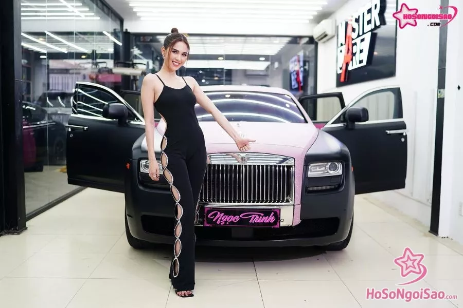Ngọc Trinh tạo dáng cùng siêu xe