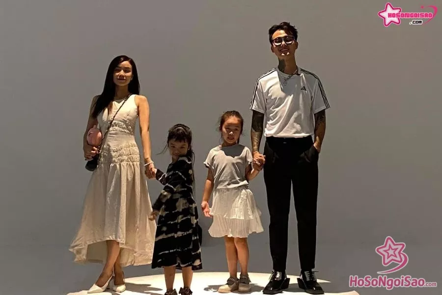 Gia đình nhỏ hạnh phúc của Đạt G cùng với Cindy Lư và hai bé gái