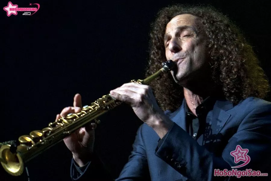 Hình ảnh nhạc sĩ saxophone Kenny G