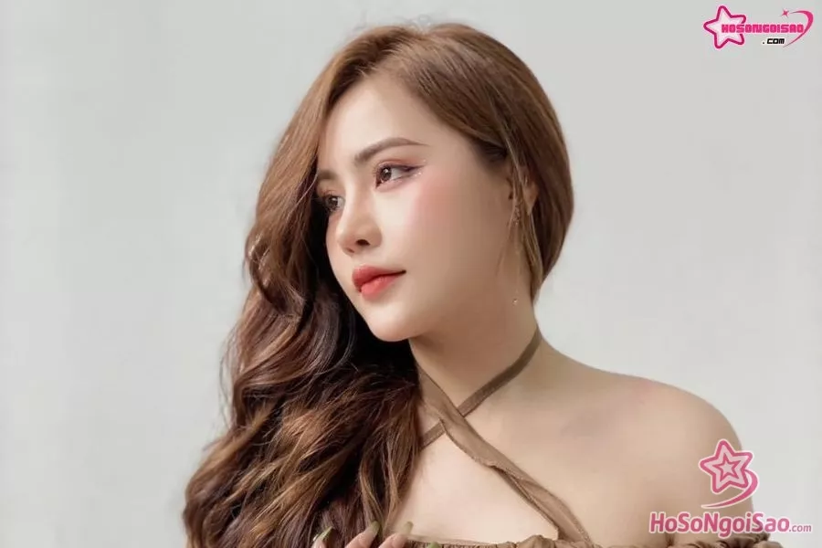 Tiểu sử Ngân Ngân cover