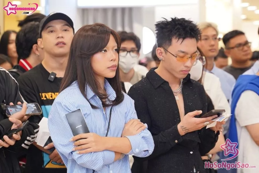 Vstra với phong cách "không chân mày" tham dự sự kiện
