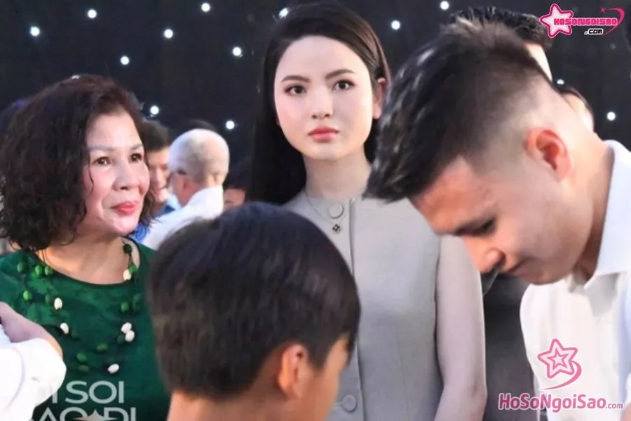 Chu Thanh Huyền cùng mẹ Quang Hải tham dự đám cưới