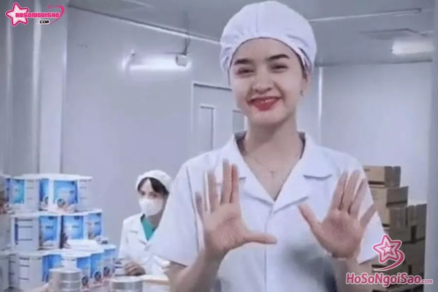 Yona Cươn mặc trang phục trắng nhảy bắt trend tại nơi được cho là nhà máy sản xuất sữa