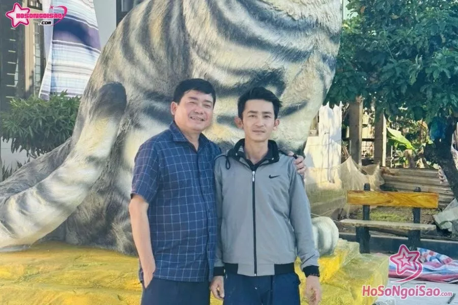 Bên phải là chân dung nghệ nhân Đinh Văn Tâm