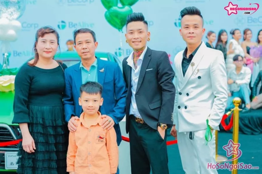 Cường Keng chụp hình với gia đình