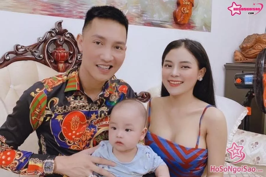 Hình ảnh gia đình Phạm Ngọc Linh
