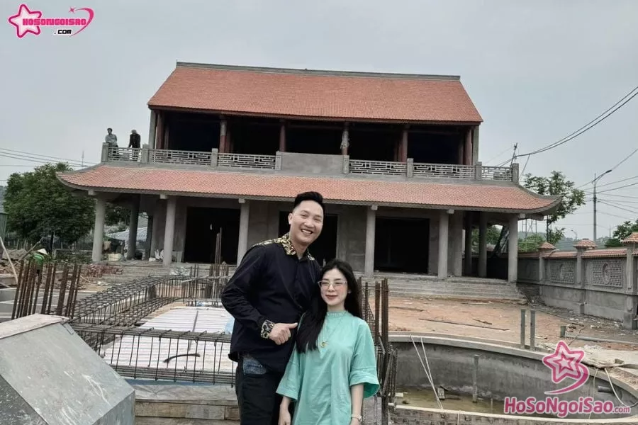 Phạm Ngọc Linh cùng người chồng là anh Huấn Hoa Hồng