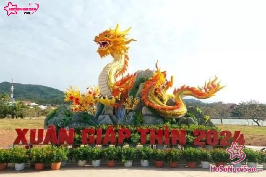 Tượng linh vật rồng ở công viên Lao Bảo