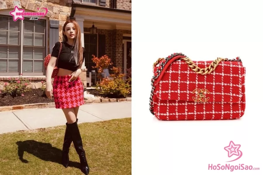 Phụ kiện hàng hiệu Huyền Baby lựa chọn là túi xách Chanel Classic Flap bằng vải tweed màu đỏ, phối họa tiết ô kẻ thuộc bộ sưu tập Resort 2023 có giá 4.900 USD.