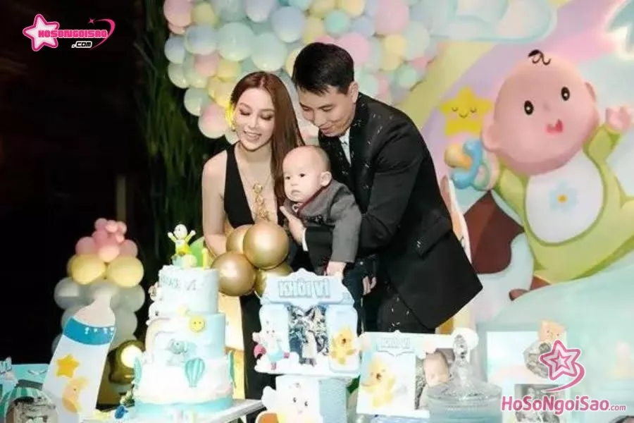Chồng của Huyền Baby, Quang Huy, thường xuyên chiều chuộng vợ và đưa cô đi du lịch, mua sắm ở nước ngoài