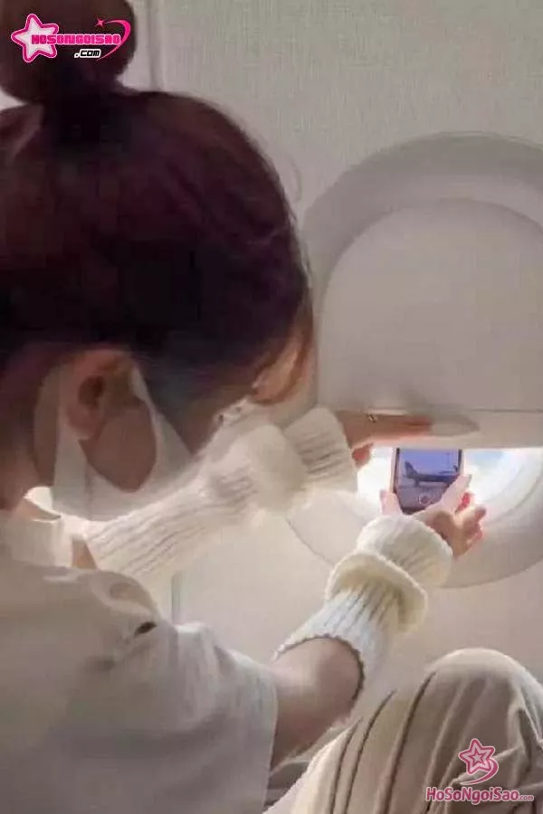 Lê Bống kẹp điện thoại ô cửa máy bay bị cộng đồng mạng chỉ trích