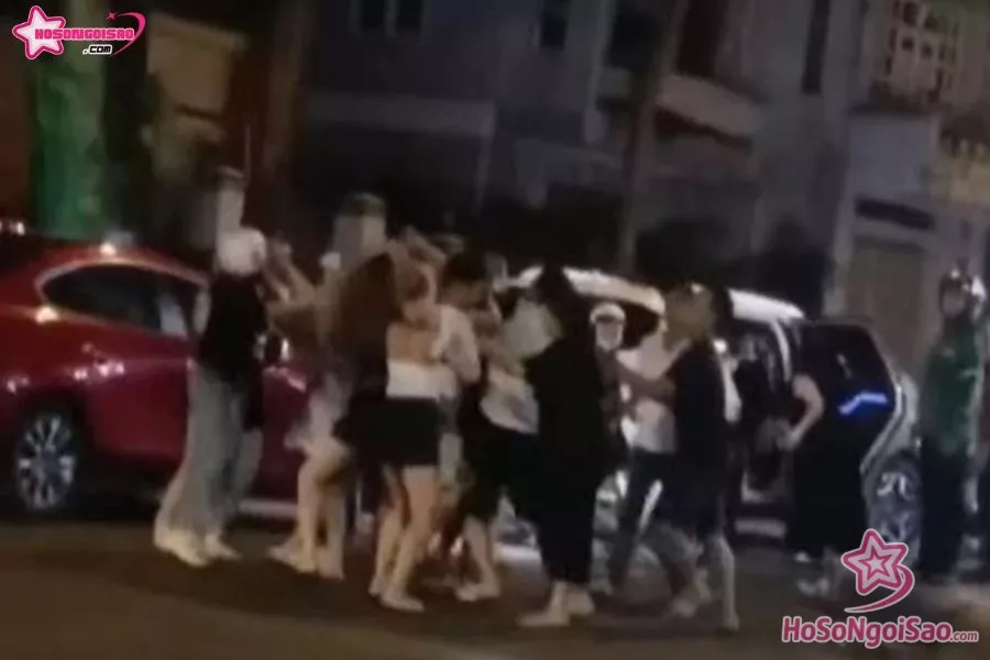 Nhóm của Vân và nhóm của đối phương lao vào đánh nhau