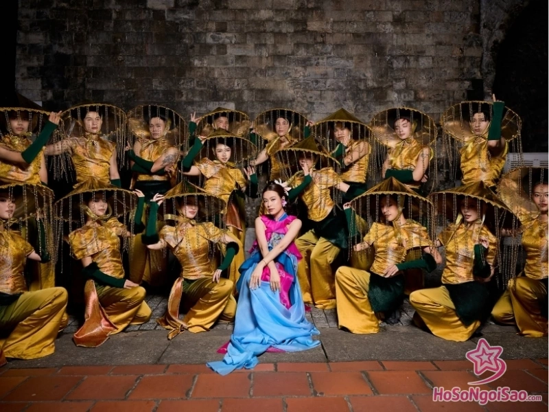 Hoang Thuy Linh 5 Hoàng Thùy Linh là ai? Tiểu sử, sự nghiệp, đời tư và cuộc sống mới nhất Album Hoàng và bước ngoặt lớn trong sự nghiệp
