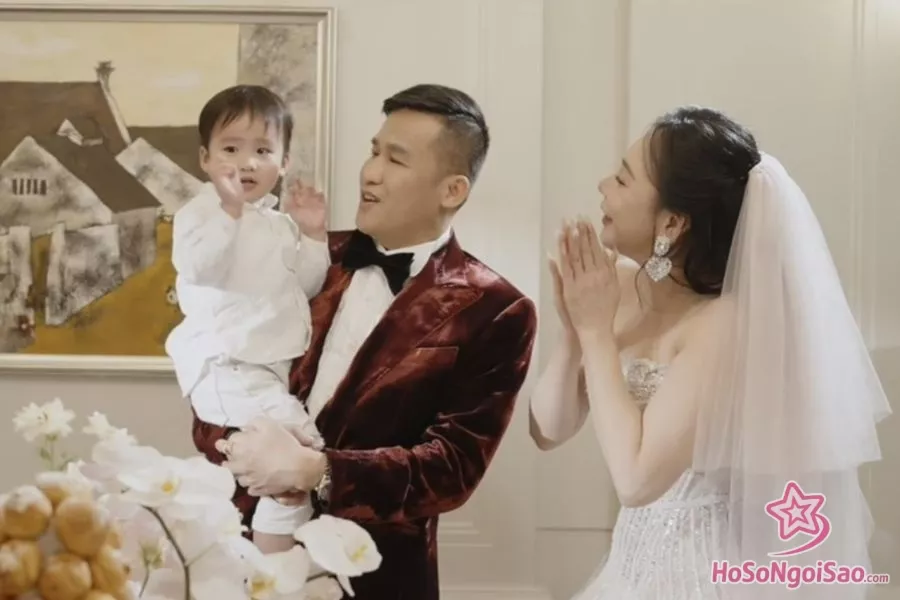 Ca sĩ Hồ Quỳnh Hương cùng chồng doanh nhân và con trai 2 tuổi 