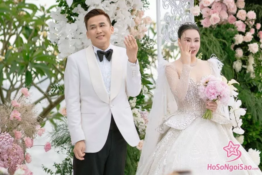 Chiều 15/5, ca sĩ Hồ Quỳnh Hương đã tổ chức tiệc cưới lãng mạn tại quê nhà Quảng Ninh