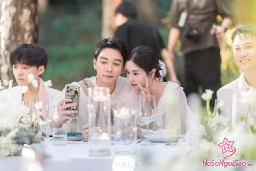 Hải Nam và Jun Vũ bị bắt gặp sát rạt, không ngại tình tứ trong buổi tiệc chỉ toàn là bạn thân