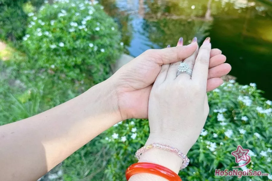Hòa Hiệp đăng ảnh nắm tay một cô gái và chia sẻ đầy lãng mạn