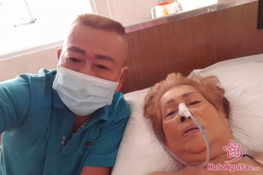 Nghệ sĩ Vũ Thanh luôn túc trực chăm sóc vợ của mình 