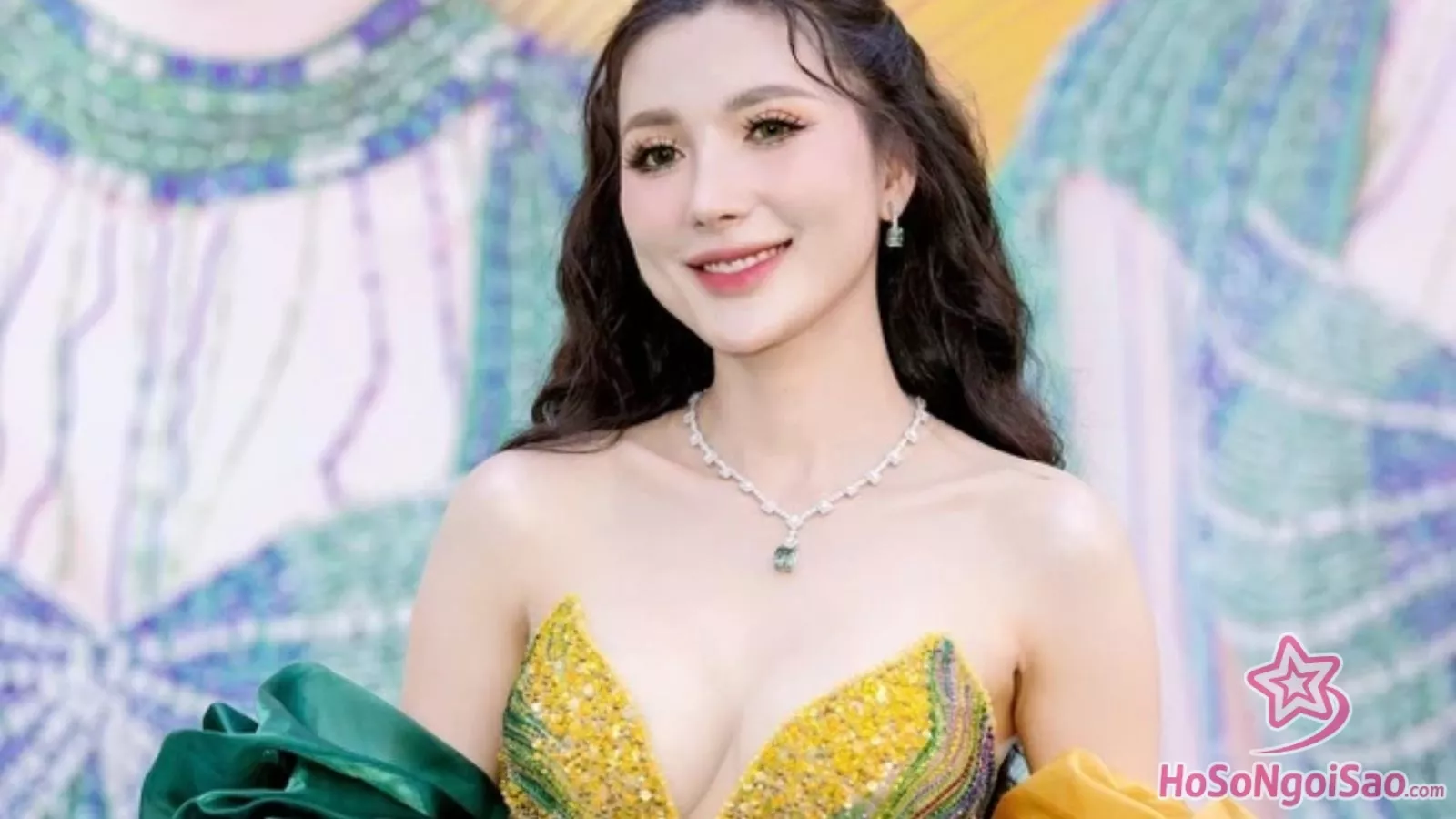 Tranh Cãi Quanh Hình Ảnh Sang Chảnh Của Ngân Collagen