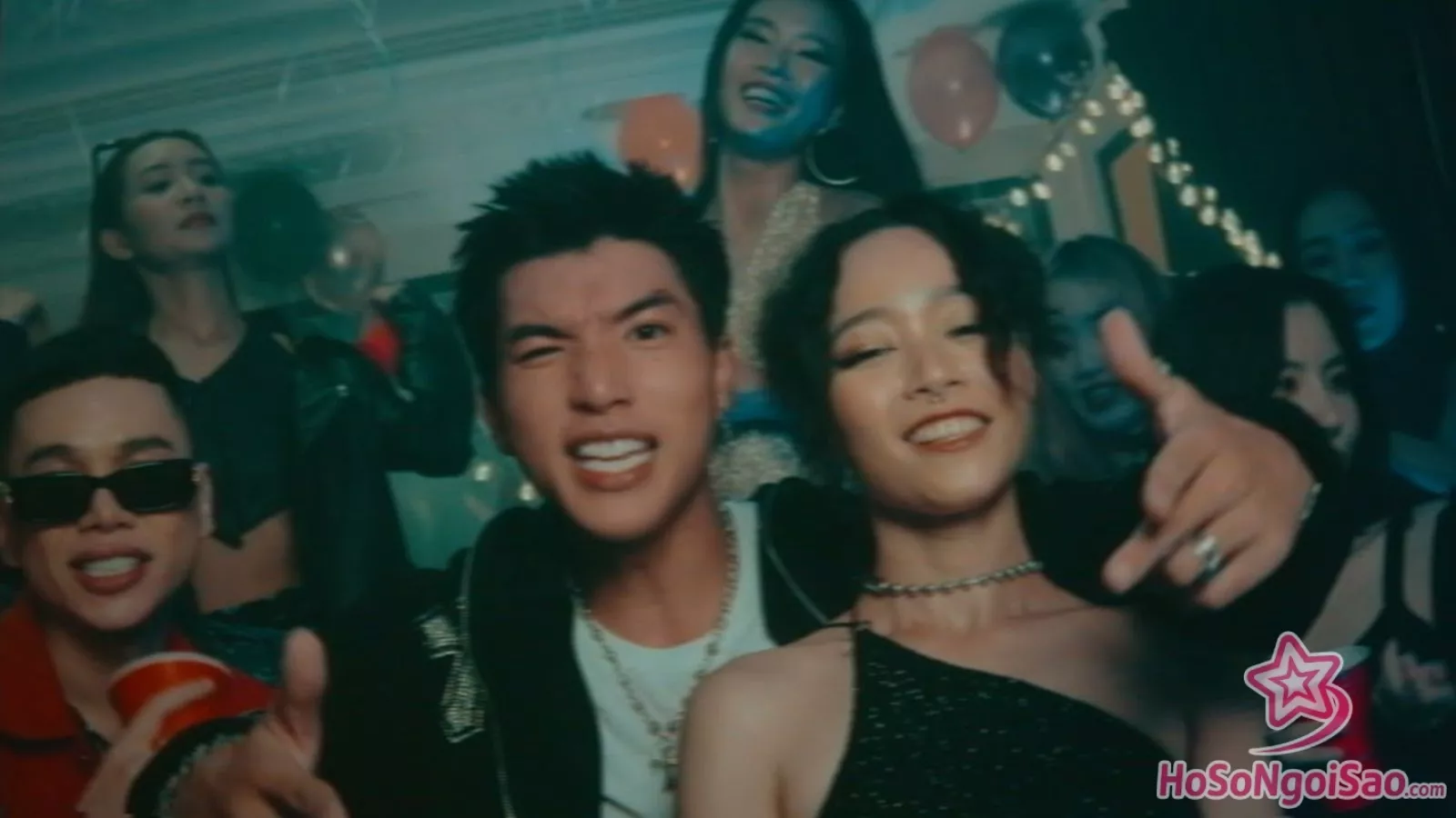 Vệ Tinh – HIEUTHUHAI ft. Hoàng Tôn (prod. by Kewtiie)