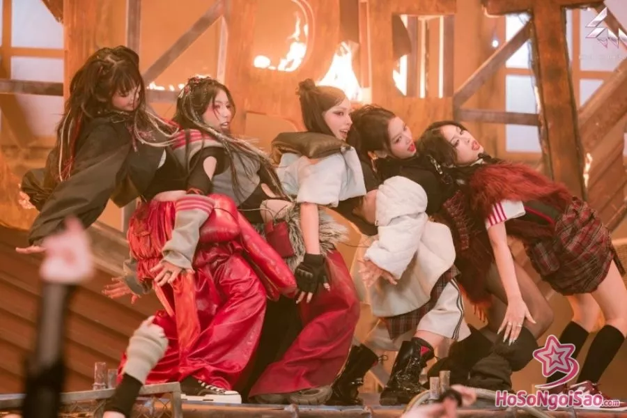 Đoạn dancebreak cuối của 5 thành viên nằm đè lên nhau