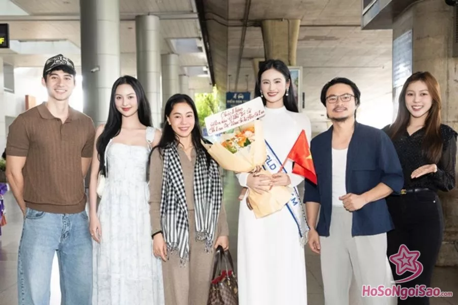 Gia đình Sen Vàng ra sân bay đón Ý Nhi trở về