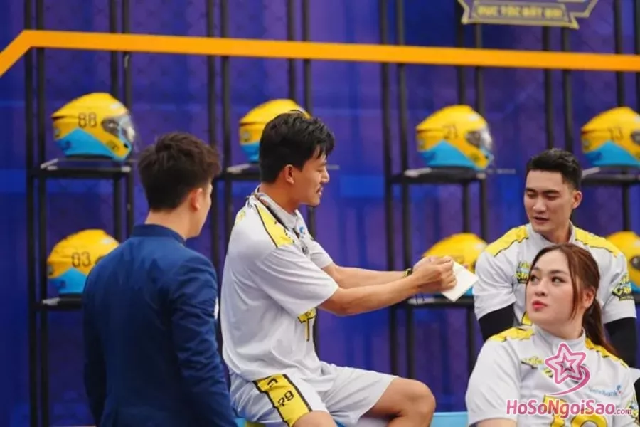 Hiếu Nguyễn và Quỳnh Anh phải ra về sớm dù nhận được quyền ưu tiên