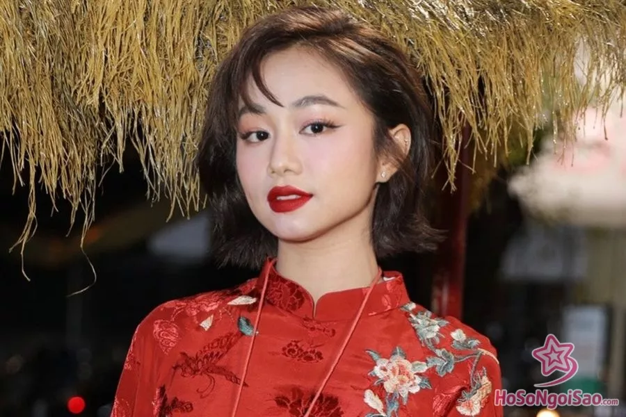 Hình ảnh diễn viên Ngân Hòa khi tham gia buổi ra mắt phim Thám tử Kiên hồi tháng 4