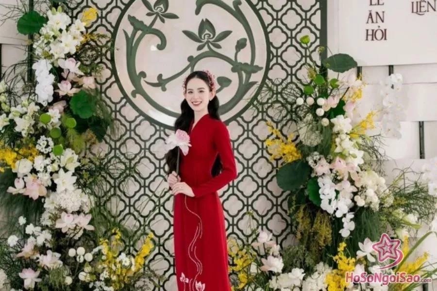 Hương Liên xinh đẹp trong lễ hỏi cùng chồng