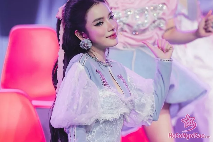 Ly Ly tham gia chương trình "Em Xinh Say Hi"