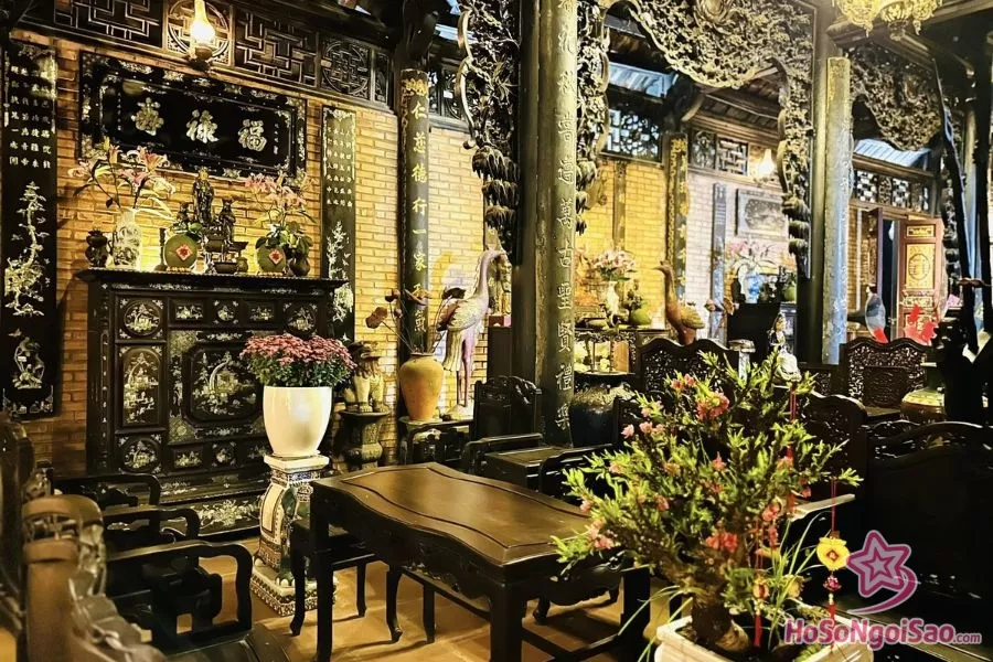 Nội thất toàn bằng gỗ, với hàng trăm cổ vật, tượng Phật khiến nhiều người phải trầm trồ