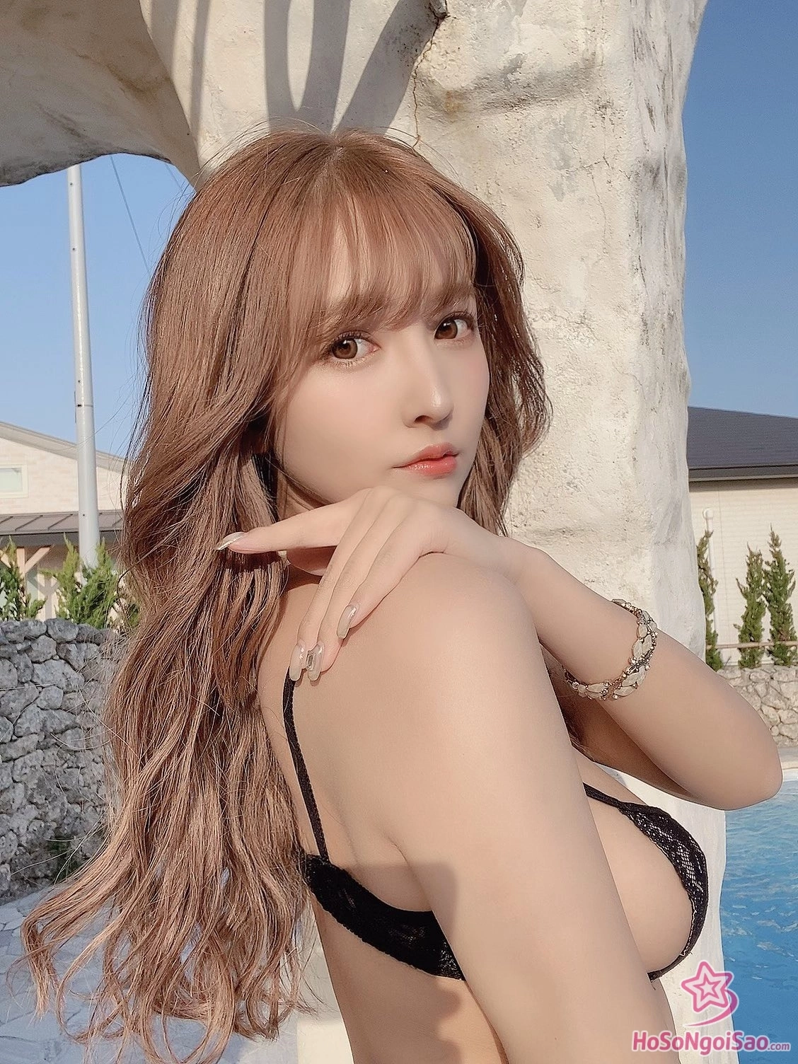 Diễn viên phim người lớn (AV idol), cựu ca sĩ thần tượng, ca sĩ, doanh nhân 