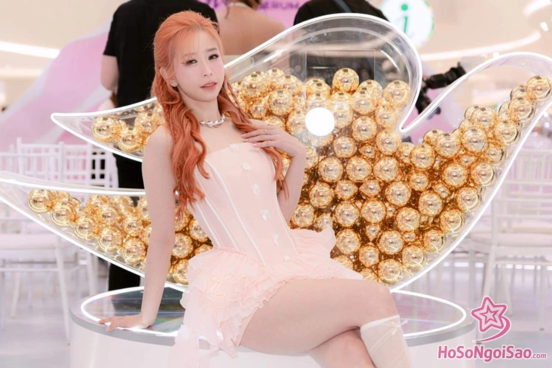 Banner Châu Tuyết Vân