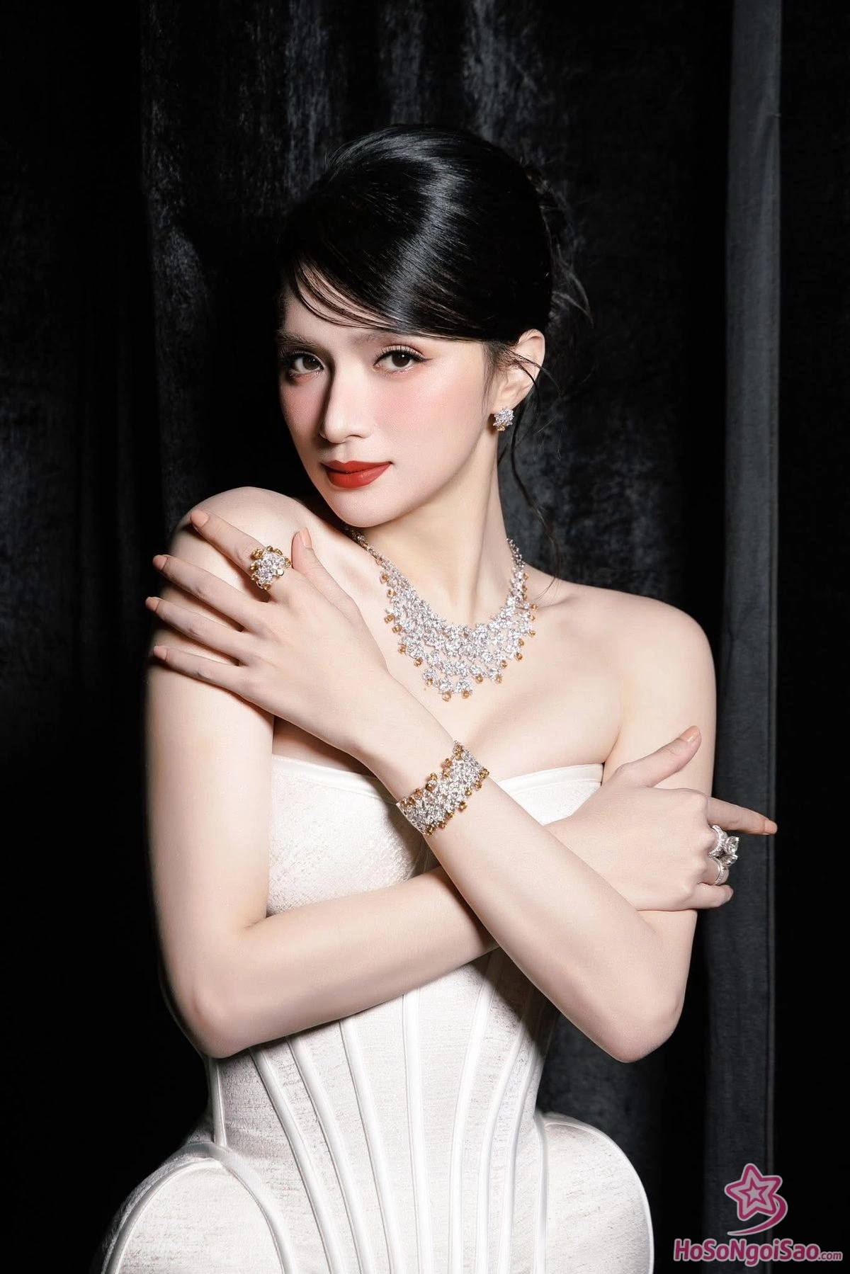 Ca sĩ, diễn viên, người mẫu, nhân vật truyền hình. 