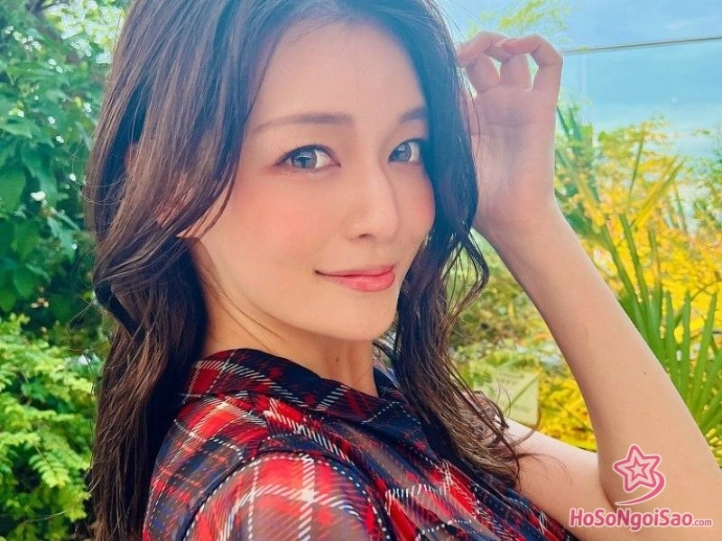 ve dep lai va phong thai tu tin yeu to tao nen suc hut dac biet cua mary tachibana Mary Tachibana: Hành Trình 12 Năm Sự Nghiệp Và Lý Do Giải Nghệ Vẻ đẹp lai và phong thái tự tin – yếu tố tạo nên sức hút đặc biệt của Mary Tachibana