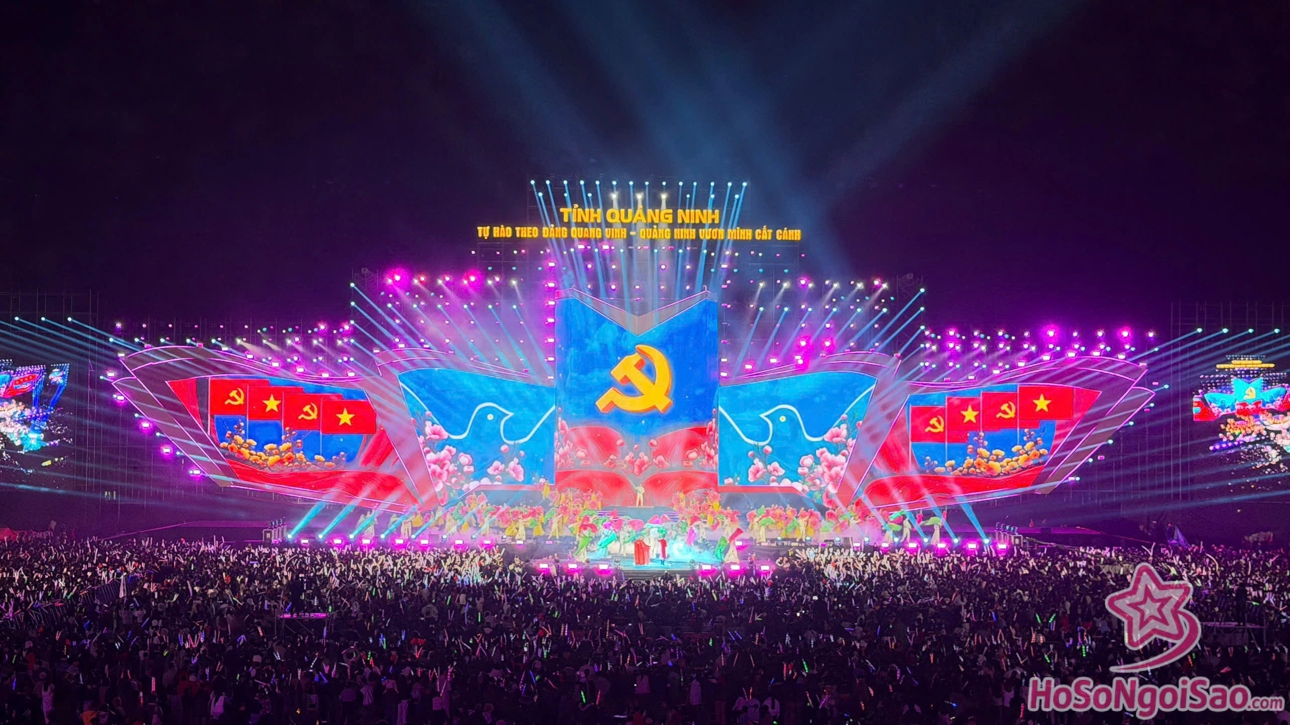 San khau hoanh trang cong nghe hien dai Mỹ Tâm – Tùng Dương tỏa sáng, làm bùng nổ concert 50.000 người Sân khấu hoành tráng, công nghệ hiện đại