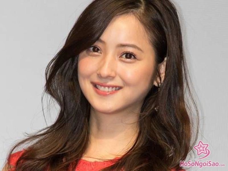 chuyen huong sang dien xuat tu thu suc den vai dien dau an Nozomi Sasaki: Tiểu sử, sự nghiệp và sức ảnh hưởng của biểu tượng nhan sắc Nhật Bản Chuyển hướng sang diễn xuất: từ thử sức đến vai diễn dấu ấn