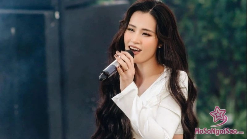 dong nhi la ai Đông Nhi: Hành Trình 17 Năm Từ "Công Chúa Teen" Đến Biểu Tượng Âm Nhạc Việt Nam Đông Nhi là ai