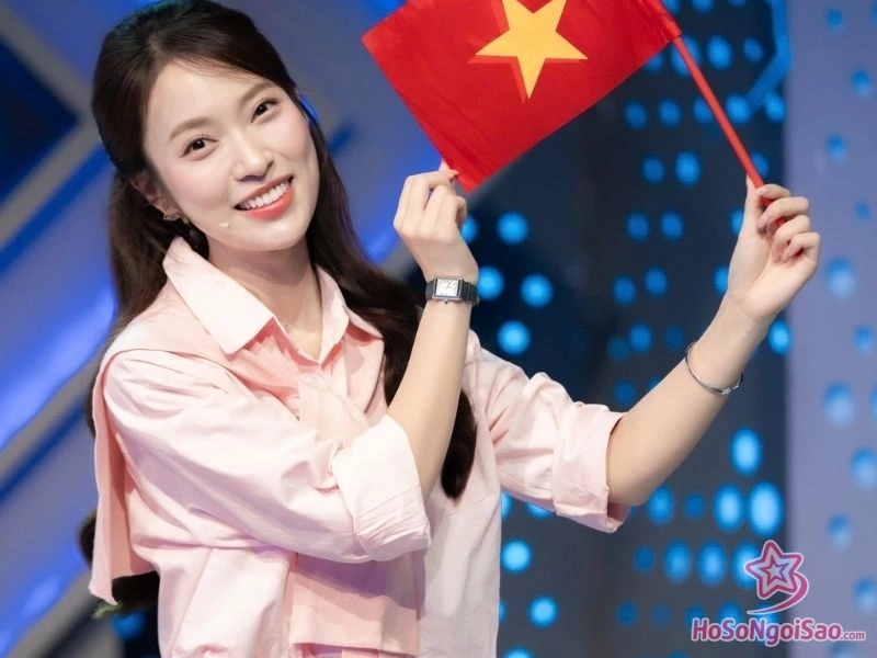 hien tuong hot girl 7 thu tieng va buoc nhay vot vao showbiz Khánh Vy: Từ "Hot Girl 7 Thứ Tiếng" Đến Biểu Tượng Truyền Cảm Hứng Toàn Năng Hiện tượng "Hot girl 7 thứ tiếng" và bước nhảy vọt vào Showbiz