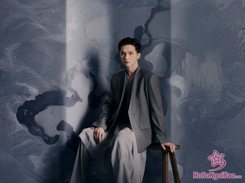 cu bung no voi album anh bo vai 2024 2025 Vương Bình: Hành Trình Từ "Anh Bờ Vai" Đến Thủ Lĩnh Solo Thế Hệ Mới Cú Bùng Nổ Với Album "Anh Bờ Vai" (2024 - 2025)