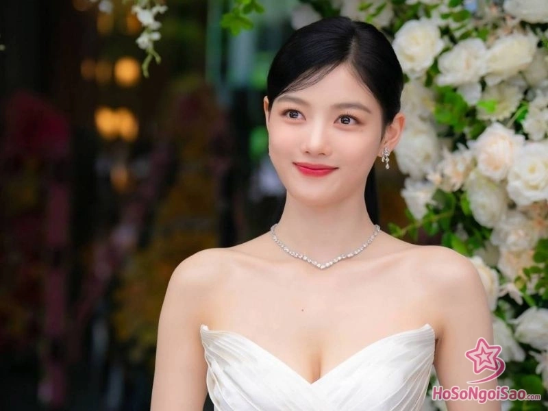 dinh cao su nghiep va danh hieu nu than co trang Kim Yoo-jung: Hành trình từ sao nhí đến nữ thần quyền lực Đỉnh cao sự nghiệp và danh hiệu "Nữ thần cổ trang"