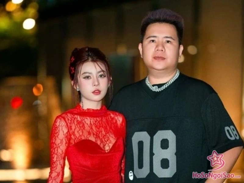 doi tu va nhung song gio cua nu ca si Hana Cẩm Tiên Là Ai? Giải Mã "Hiện Tượng Âm Nhạc" Triệu View Miền Tây Đời Tư Và Những Sóng Gió Của Nữ Ca Sĩ 10X