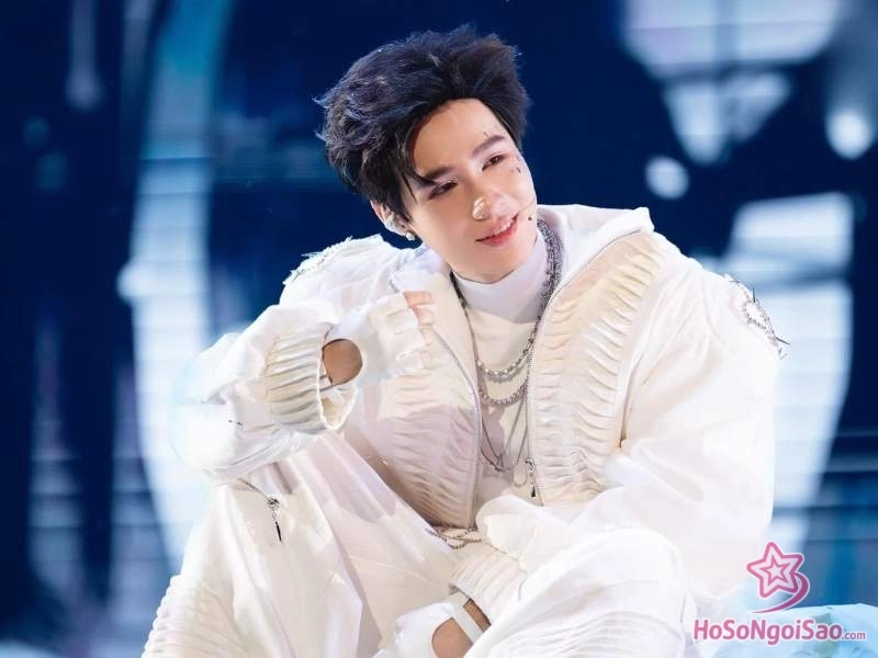 buoc ngoat lon tai anh trai say hi 2025 Ryn Lee Là Ai? Tiểu Sử Và Sự Nghiệp Em Trai Quang Hùng MasterD Bước Ngoặt Lớn Tại "Anh Trai Say Hi 2025"