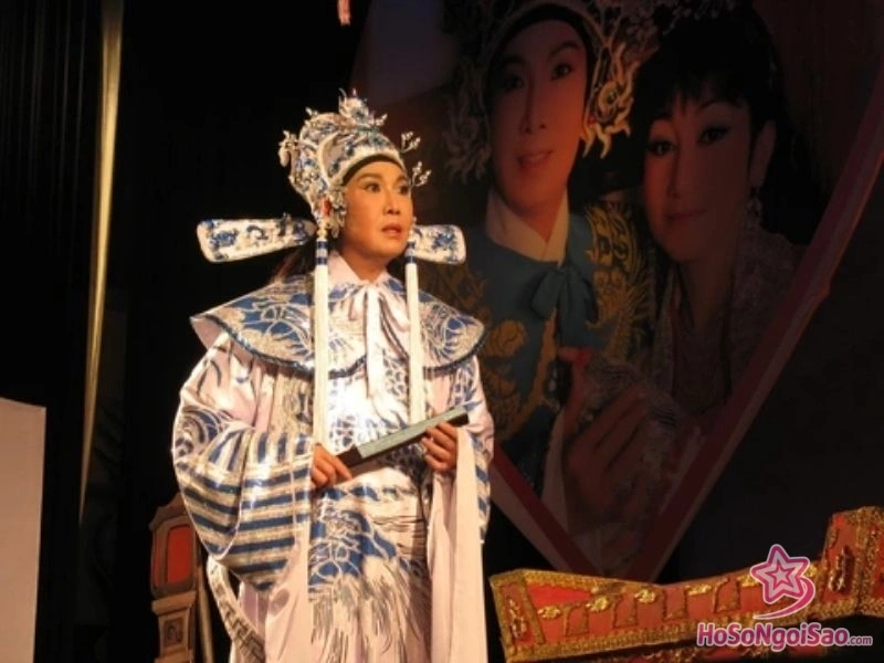 nhung vai dien va tac pham de doi cua vu linh Nghệ Sĩ Ưu Tú Vũ Linh: "Ông Hoàng Cải Lương Hồ Quảng" Và Di Sản Bất Tận Những Vai Diễn Và Tác Phẩm Để Đời Của Vũ Linh