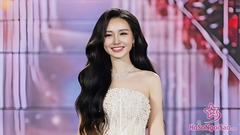 nen tang tri thuc va hoc van dang ne cua le phuong khanh nhu Lê Phương Khánh Như là ai? Profile Á hậu 1 Miss World Vietnam 2025 Nền tảng tri thức và học vấn đáng nể của Lê Phương Khánh Như