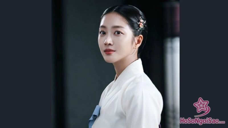 jo bo ah tu uoc mo bay den anh den san khau Jo Bo-ah: Hành Trình Từ "Nàng Tiên Cá" Đến Nữ Công Tố Viên Mạnh Mẽ Của Màn Ảnh Hàn Jo Bo-ah - Từ Ước Mơ Bay Đến Ánh Đèn Sân Khấu
