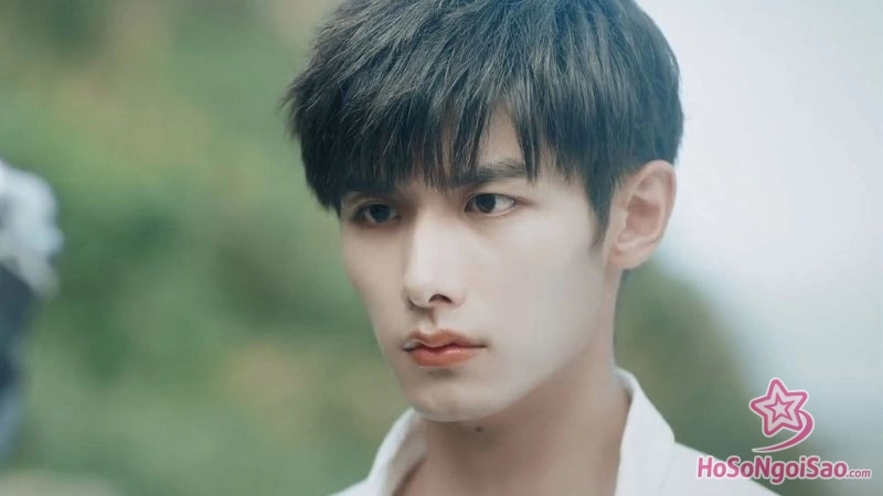 phu thuy phim ngan su lot xac ngoan muc Triệu Dịch Khâm Là Ai? Hành Trình Trở Thành "Nam Thần Phim Ngắn" Triệu View "Phù thủy" phim ngắn: Sự lột xác ngoạn mục