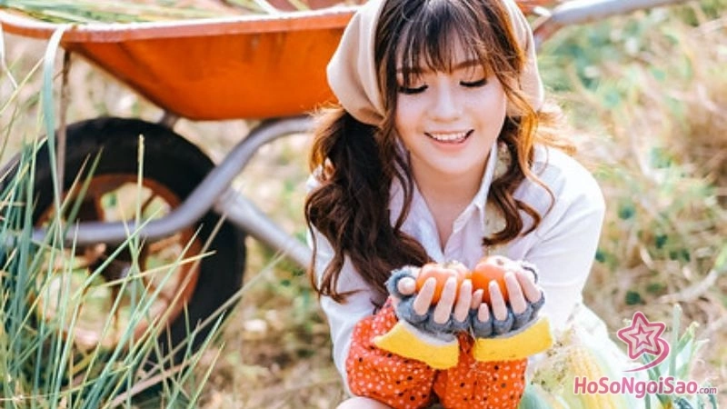 su da nang cua nu doanh nhan tre trang no Trang Nơ: Hành Trình Từ "Hiện Tượng" Muvik Đến Mảnh Ghép Đầy Sức Hút Của FAPTV Sự Đa Năng Của Nữ Doanh Nhân Trẻ Trang Nơ
