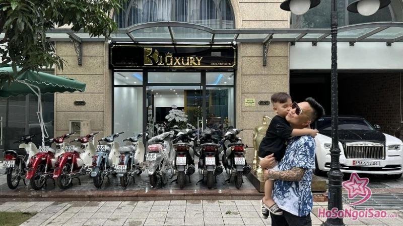 huan hoa hong la ai 1 Huấn Hoa Hồng là ai? Tiểu sử, đời tư và những ồn ào mới nhất của Bùi Xuân Huấn Huấn Hoa Hồng là ai?