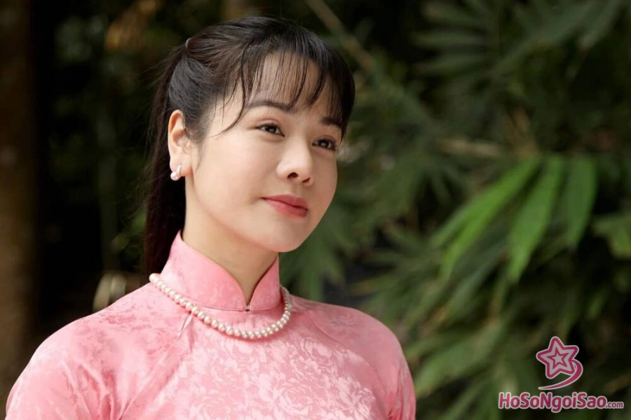 nhat kim anh la ai Nhật Kim Anh là ai? Từ ca sĩ, diễn viên đến hiện tượng meme quảng cáo cà phê Nhật Kim Anh là ai?